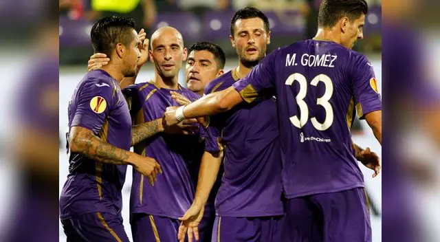 Fiorentina vs. Guingamp: El 'Loco' celebra con el equipo 'viola' el primer gol del partido.