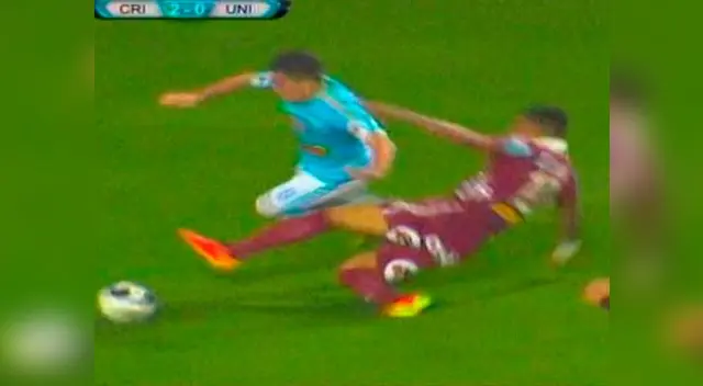 Sporting Cristal vs. Universitario: Fuerte entrada de Alexi Gómez en contra de Maxi Núñez. 