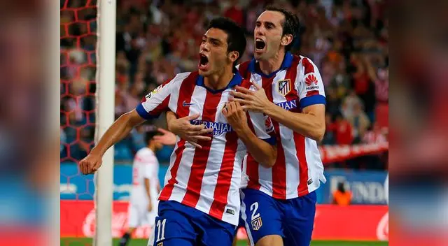 Atlético de Madrid vs. Sevilla: Jiménez celebra su anotación con Godín.