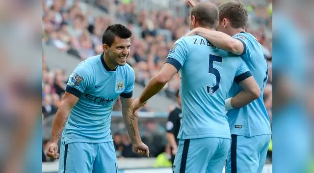 Manchester City vs. Hull City: Sergio Aguero celebra junto a sus compañeros el primer del partido. Manchester City vs. Hull City: Sergio Aguero celebra junto a sus compañeros el primer del partido.