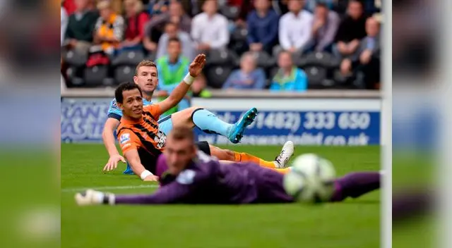 Manchester City vs. Hull City: Edin Dzeko anota su tanto ante la atónita mirada de arquero y defensa rival. Manchester City vs. Hull City: Edin Dzeko anota su tanto ante la atónita mirada de arquero y defensa rival.
