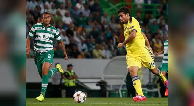 Sporting de Lisboa vs. Chelsea: Diegop Costa busca el balón ante la marca de Mauricio.