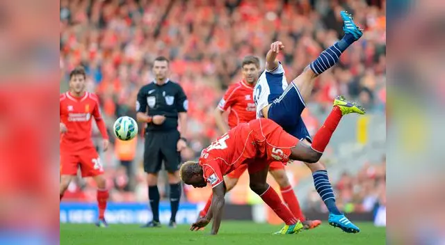Liverpool vs. West Bromwich: Mario Balotelli es tumbado por un defensor rival. Liverpool vs. West Bromwich: Mario Balotelli es tumbado por un defensor rival.