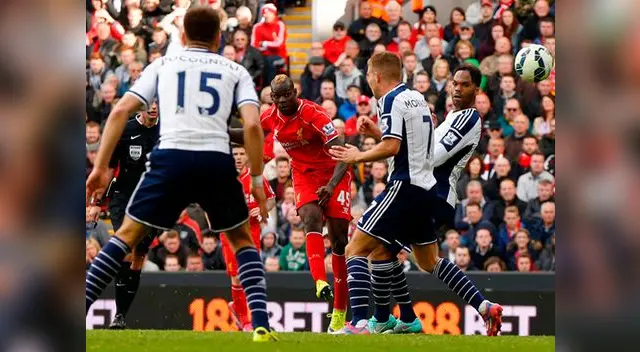 Liverpool vs. West Bromwich: Mario Balotelli remata ante la marca de dos rivales. Liverpool vs. West Bromwich: Mario Balotelli remata ante la marca de dos rivales.