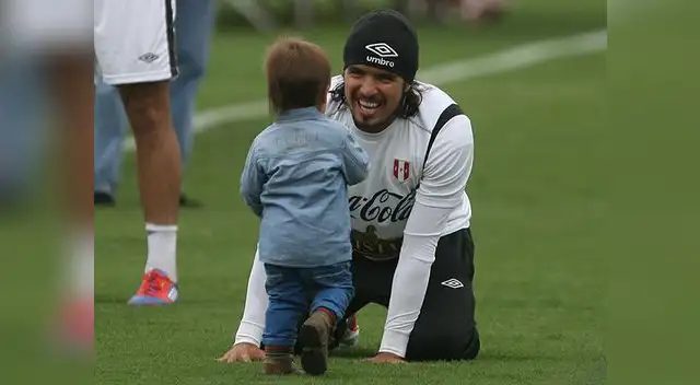 Juan Manuel Vargas comparte un momento con su hijo en el entrenamiento de la Selección.