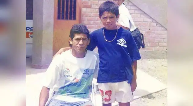 Juan Vargas posa para la foto con el ídolo José Carranza, con quien entablaría una fuerte amistad en años posteriores.