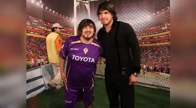 Juan Vargas posa junto al humorista Carlos Álvarez, aquel que lo mejor ha parodiado durante su carrera deportiva.