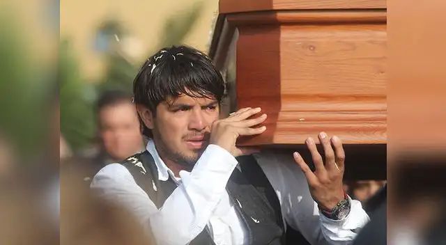 Juan Vargas carga el ataúd de una de las personas más importantes de su vida: su abuelo Manuel Risco.