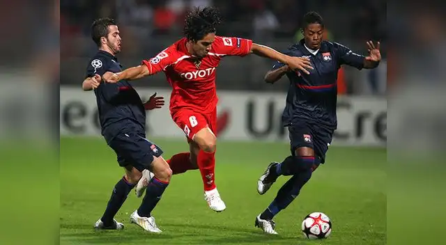 Juan Vargas supera al bosnio Miralem Pjanic y al brasileño Michel Bastos en un Lyon-Fiorentina por Champions League 2009-10.