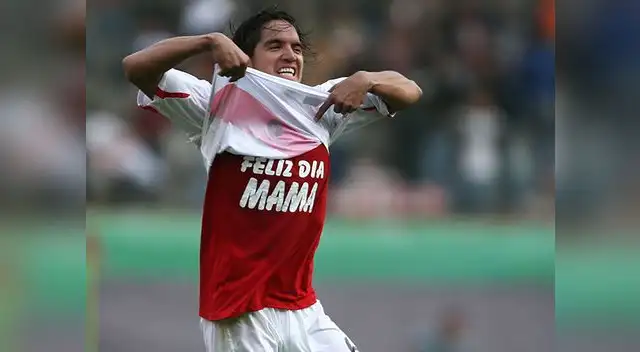 Juan Vargas celebra su gol a Brasil en el empate 1-1 en Lima y dedica su gol a su mamá.