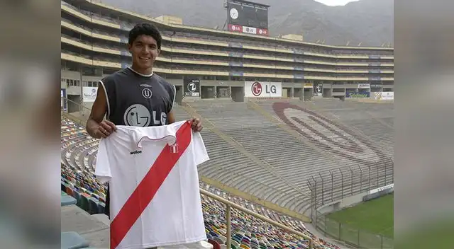 Juan Manuel Vargas posa orgulloso con la 'blanquirroja' en una de sus primeras convocatorias.