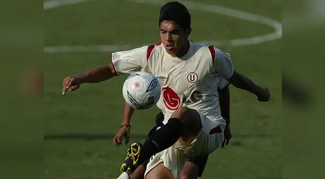 Juan Vargas controla el balón en sus inicios como futbolista de Universitario.