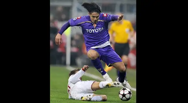 Juan Vargas superando al alemán Philipp Lahm en un Fiorentina vs. Bayern Múnich por Champions League 2009-10.