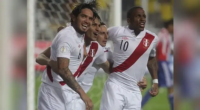 Juan Vargas celebra junto a Guerrero, Pizarro y Farfán la victoria ante Paraguay en el inicio de las Clasificatorias a Brasil 2014.