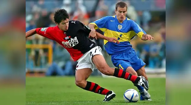 Juan Vargas disputa el balón con Rodrigo Palacio en un Boca vs. Colón en aquella tarde que enmudeció la Bombonera.