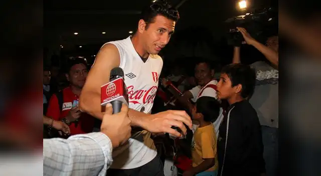 Claudio Pizarro saliendo de los entrenamientos de la selección.