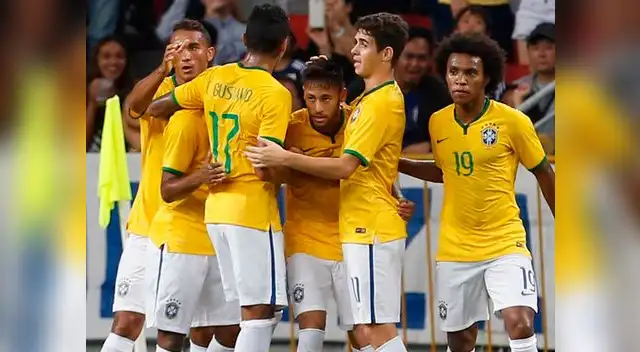 Japón vs. Brasil: Neymar es felicitado por sus compañeros tras abrir el marcador en Singapur.