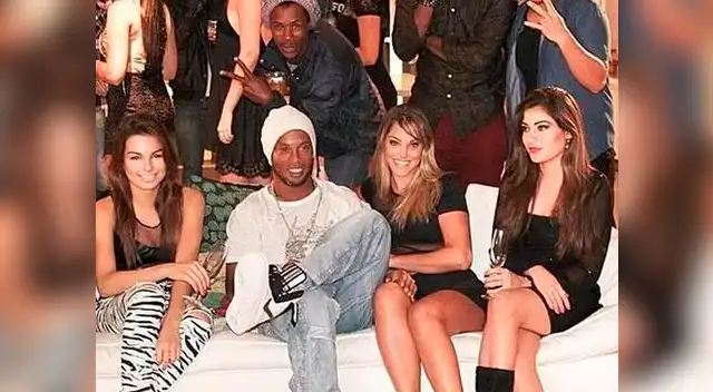 Ronaldinho estuvo presente para la grabación del vídeo-clip del tema 'Vem pra mim', del grupo musical Trío Ternura. Ronaldinho estuvo presente para la grabación del vídeo-clip del tema 'Vem pra mim', del grupo musical Trío Ternura.