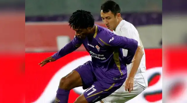 Fiorentina vs. Udinese: Juan Guillermo Cuadrado disputa el balón con el paraguayo Ivan Piris.