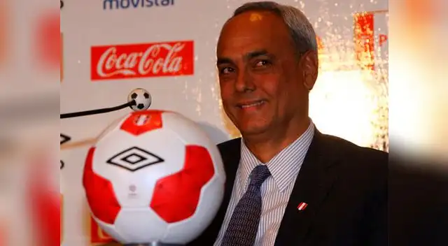 Manuel Burga se autoproclamó presidente de la democracia del fútbol peruano Manuel Burga se autoproclamó presidente de la democracia del fútbol peruano