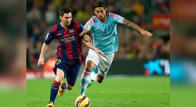 Lionel Messi lucha por anotar en el arco del Celta de Vigo.