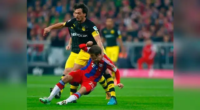 Bayern Múnich vs. Borussia Dortmund: Hummels y Müller disputan el balón. Ambos son compañeros de la Selección de Alemania.