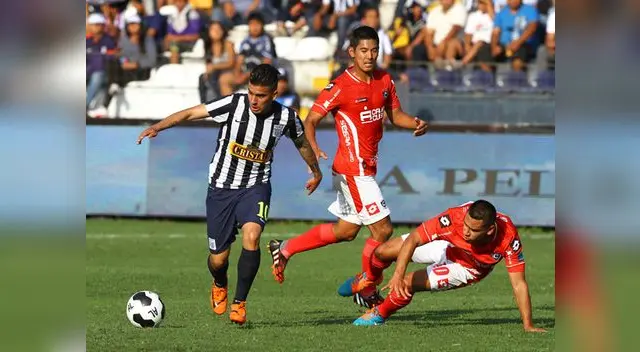 Alianza Lima vs. Cienciano: Víctor Cedrón se escapa de la marca de dos rivales. Alianza Lima vs. Cienciano: Víctor Cedrón se escapa de la marca de dos rivales.