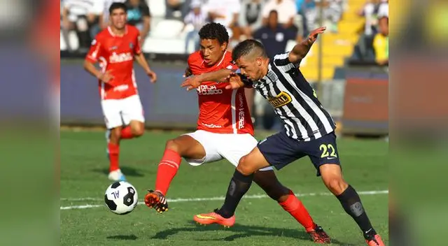 Alianza Lima vs. Cienciano: Gabriel Costa disputa el balón con el central Asenjo. Alianza Lima vs. Cienciano: Gabriel Costa disputa el balón con el central Asenjo.