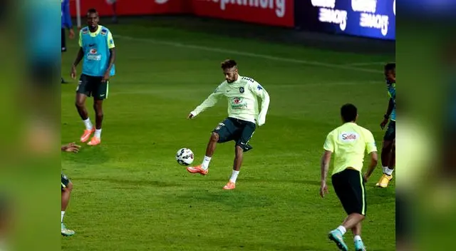 Neymar en plena práctica con la selección brasileña 