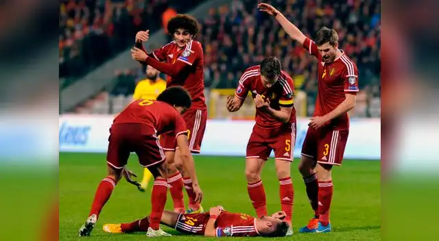 Dries Mertens tendido en el campo y todos sus compañeros pidiendo el auxilio inmediato. Dries Mertens tendido en el campo y todos sus compañeros pidiendo el auxilio inmediato.