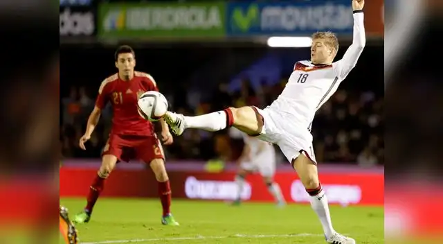 España vs. Alemania: Toni Kroos lucha por el balón.