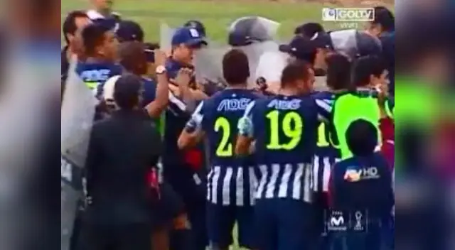 Jugadores haciendo sus reclamos al árbitro del partido 