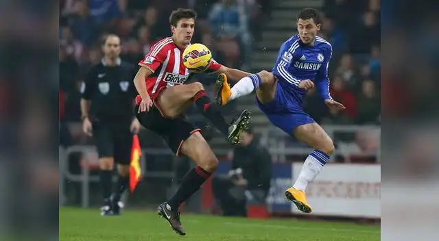 Hazard disputa un balón en ataque 