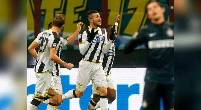 Inter de Milán vs. Udinese: Cyril Thereau celebra con sus compañeros ante el lamento de Dodo. Inter de Milán vs. Udinese: Cyril Thereau celebra con sus compañeros ante el lamento de Dodo.