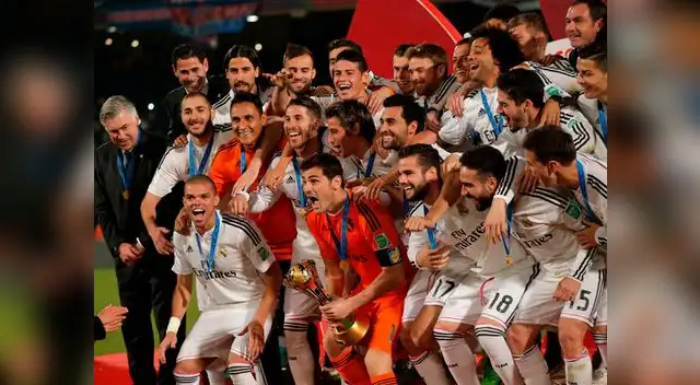 Real Madrid: Iker Casillas inicia las celebraciones merengues tras el título del Mundial de Clubes. Real Madrid: Iker Casillas inicia las celebraciones merengues tras el título del Mundial de Clubes.