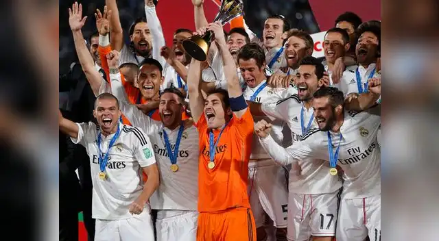 Real Madrid: Iker Casillas inicia las celebraciones merengues tras el título del Mundial de Clubes. Real Madrid: Iker Casillas inicia las celebraciones merengues tras el título del Mundial de Clubes.