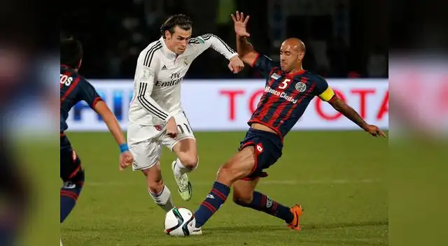 Real Madrid vs. San Lorenzo: Gareth Bale disputa el balón con Juan Mercier. Real Madrid vs. San Lorenzo: Gareth Bale disputa el balón con Juan Mercier.