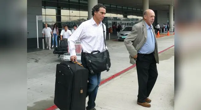 'Chemo' del Solar llegando y esperando a subir al bus. 
