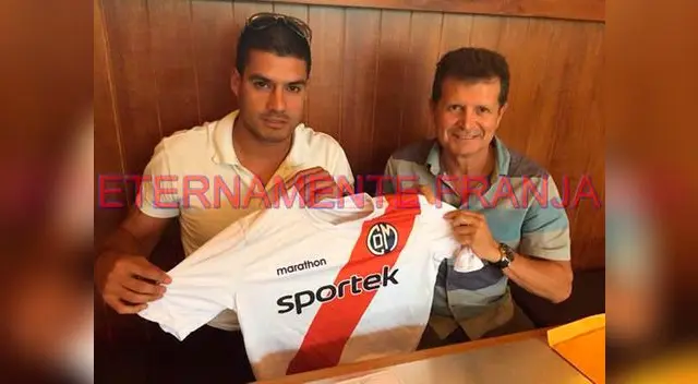 Erick Delgado posa con su nueva camiseta. Erick Delgado posa con su nueva camiseta.