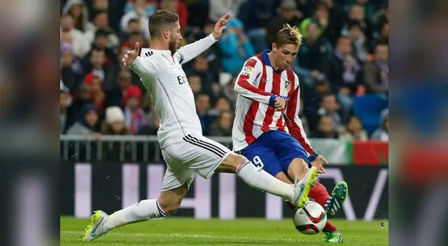 Real Madrid vs. Atlético de Madrid: Fernando Torres dispara ante la marca de Sergio Ramos. Real Madrid vs. Atlético de Madrid: Fernando Torres dispara ante la marca de Sergio Ramos.