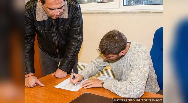 Defensa argentino firmando su contrato por 3 años y medio 
