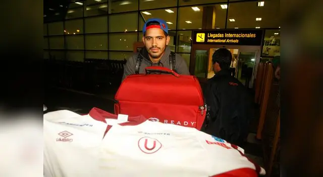 Universitario: El arquero llegó al promediar las 2:00 am a Lima. Universitario: El arquero llegó al promediar las 2:00 am a Lima.