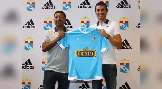 Roberto Palacios junto a un representa de Adidas presenta la nueva mica de Cristal.