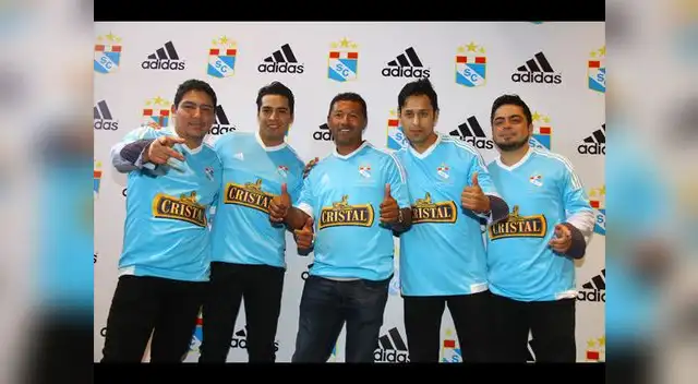 Roberto Palacios y Los Hermanos Yaipén posan orgullosos con la nueva camiseta celeste.