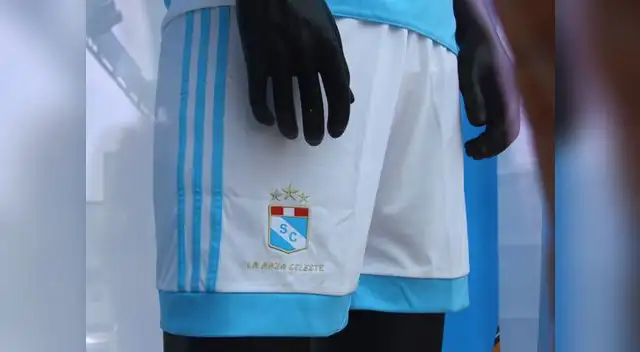 El nuevo short de Cristal cambia los bordes celestes por los dorados del 2014.
