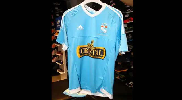 La nueva camiseta de Cristal presentada en sociedad.