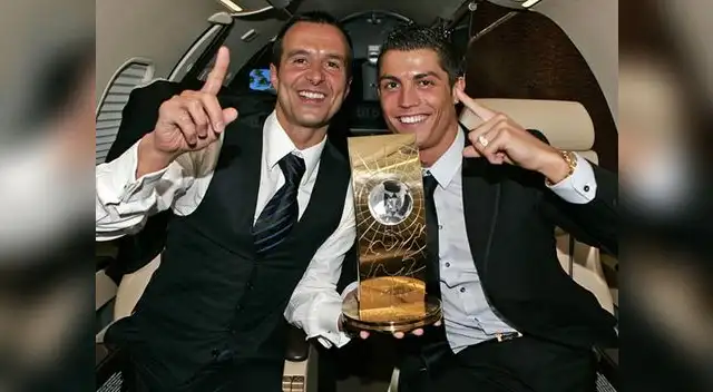 Jorge Mendes y Cristiano Ronaldo celebran uno de los trofeos ganados por el astro luso. Jorge Mendes y Cristiano Ronaldo celebran uno de los trofeos ganados por el astro luso.