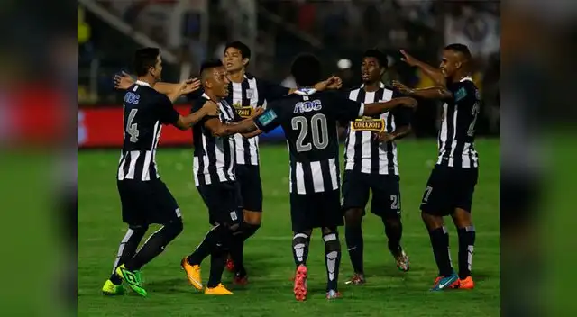 Alianza Lima vs. Fénix: Íntimos ganan 1-0 en "Noche del Juramento Blanquiazul" Alianza Lima vs. Fénix: Íntimos ganan 1-0 en "Noche del Juramento Blanquiazul"