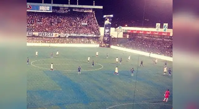 Universitario vs. Emelec: 'Cremas' chocan ante 'eléctricos' por la Noche de la Explosión Azul