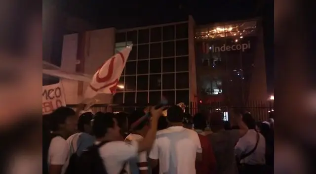 Universitario: Barristas protestan en la puerta de las oficinas de Indecopi